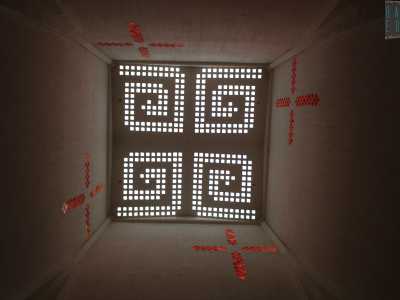 Ci� che ci fa trattenere il fiato � la �drammatica� verticalit� dell�area centrale che sale restringendosi verso l�alto, lasciando cadere all�interno una pioggia di luce che entra sia dal lucernaio in sommit� che dalle traforazioni a forma di croce sui quattro lati della �tenda�